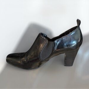 Elegant Black Leather Heeled Boots